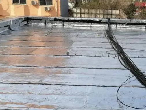 双辽卫生间漏水维修公司分享下双辽屋面楼顶防水刚性防水层施工要点。