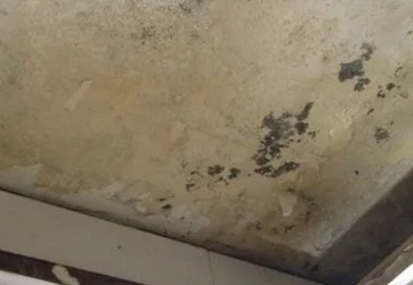 双辽阳台漏水维修公司分享下双辽卫生间渗水维修需要注意哪些问题。